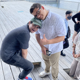 tip alumn pose together outdoors